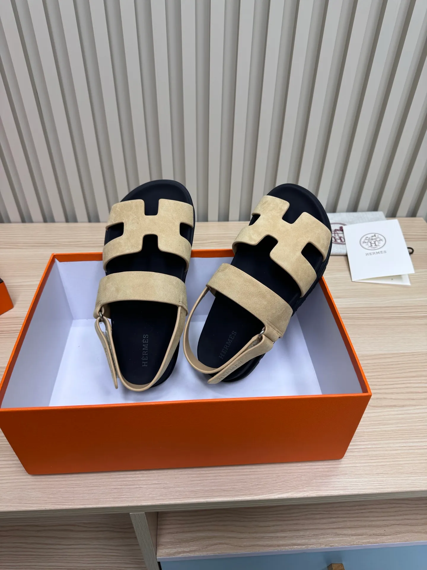 👟👟Ex-factory price 502👟👟Hermes🐎The extremely popular couple’s second uncle slippers/golden sandals and slippers, paired with various colorful socks, are so trendy!  ———————— Upper: imported cowhide/sheep leather/cloth/palmprint leather lining: imported cowhide/sheepskin outsole: Tpu non-slip and wear-resistant outsole Female size: 35-42 (40.41.42 non-returnable and non-exchangeable) Male code: 39-45 (45 non-returnable and non-exchangeable)